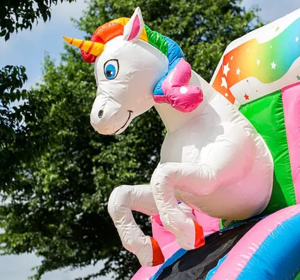 Hüpfburg Einhorn Foto v Einhorn